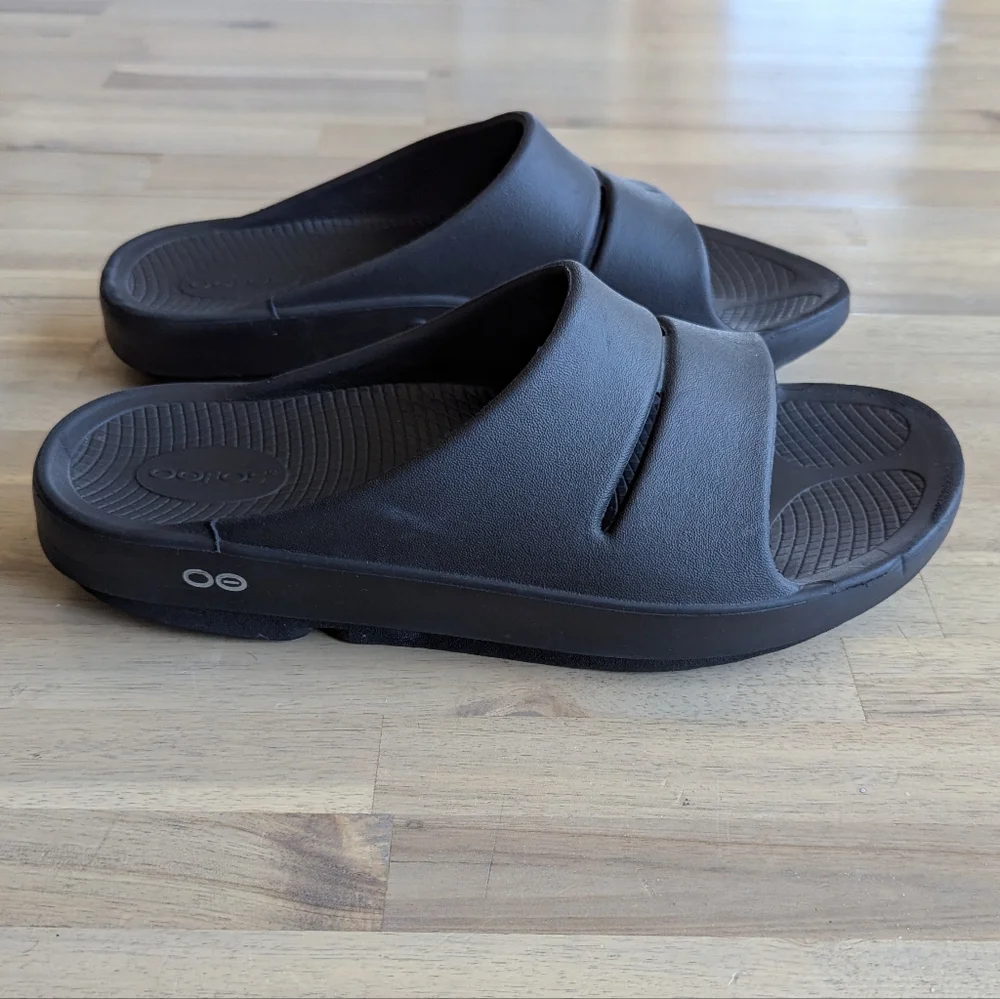 OOFOS Ooah‎ Slide Sandals (Men's 9, Women's 11)